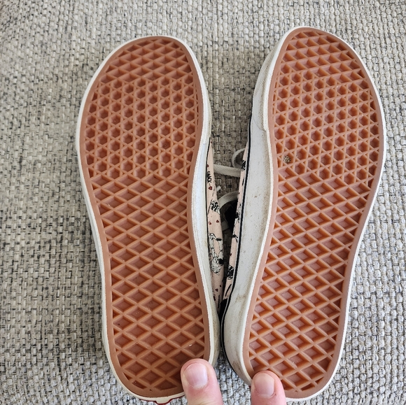 "Peanut's" themed Vans. Size 8.5 mens or 11 woman's. - Picture 4 of 5